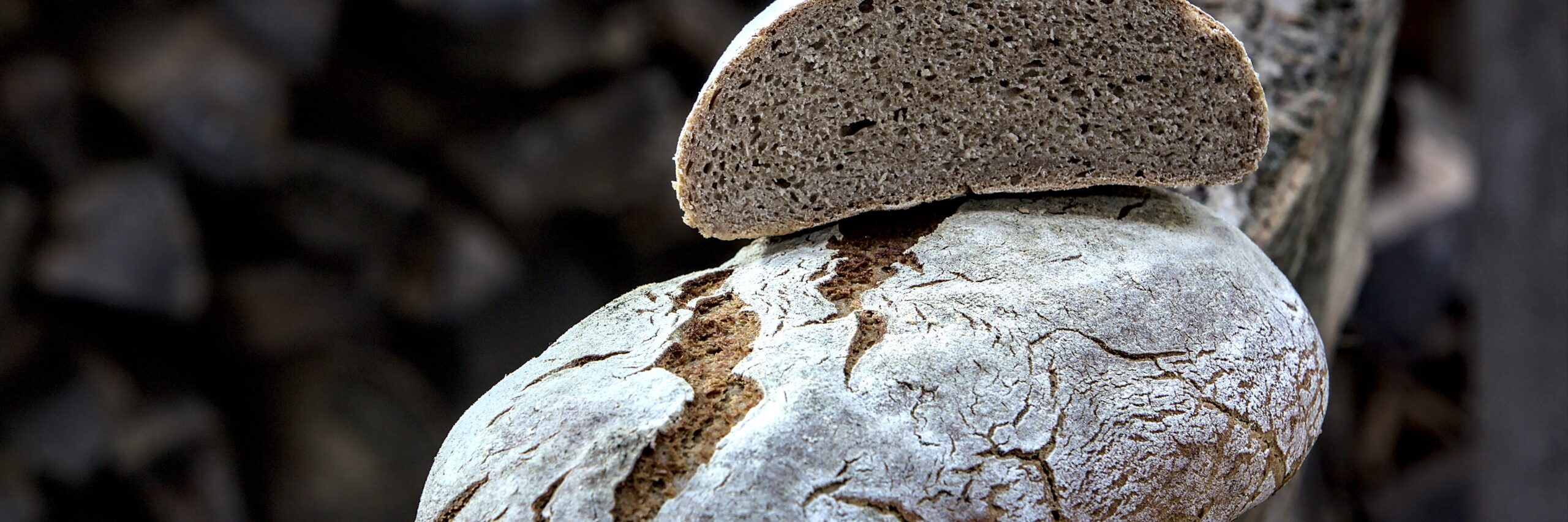 Bauernbrotleib ganz und im Anschnitt