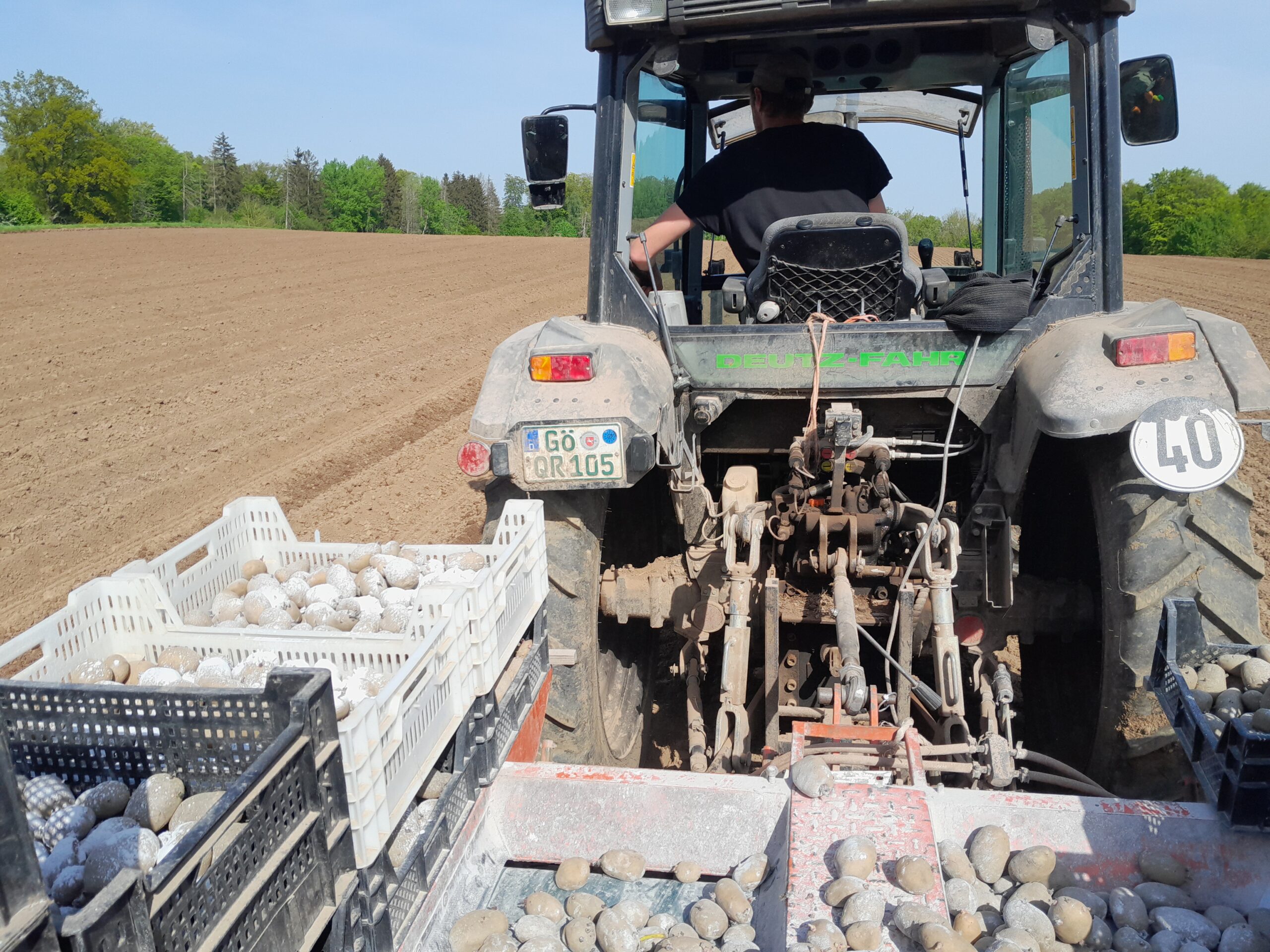 Kartoffelpflanzmaschine im Einsatz auf dem Acker